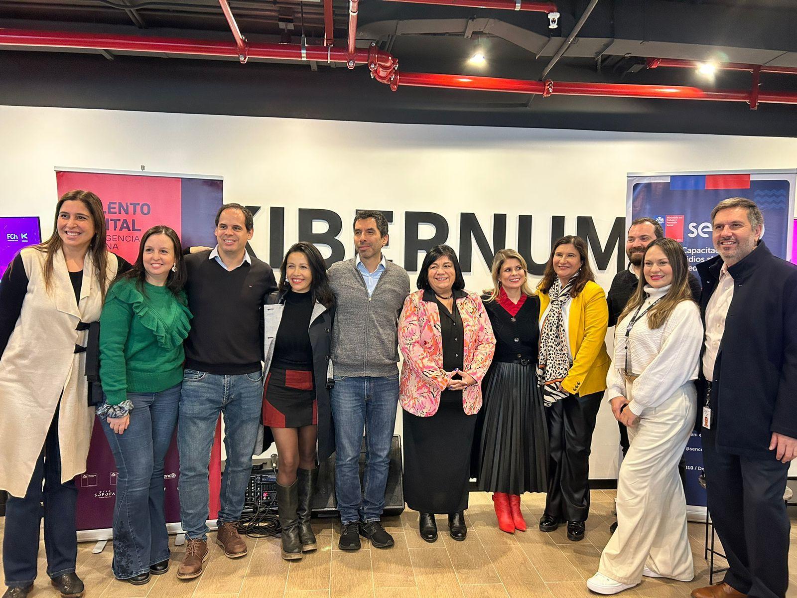Empoderando a Mujeres en Tecnología: Microsystem y el Programa de Mentorías de Talento Digital