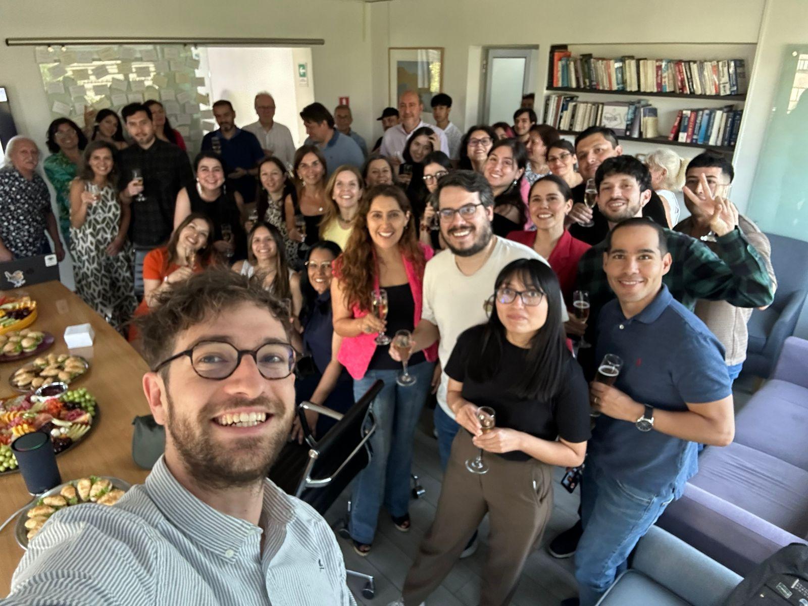 Equipo Microsystem celebrando en oficina