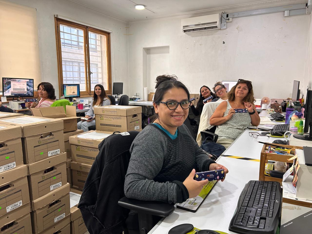 Equipo de operaciones preparando materiales de trabajo
